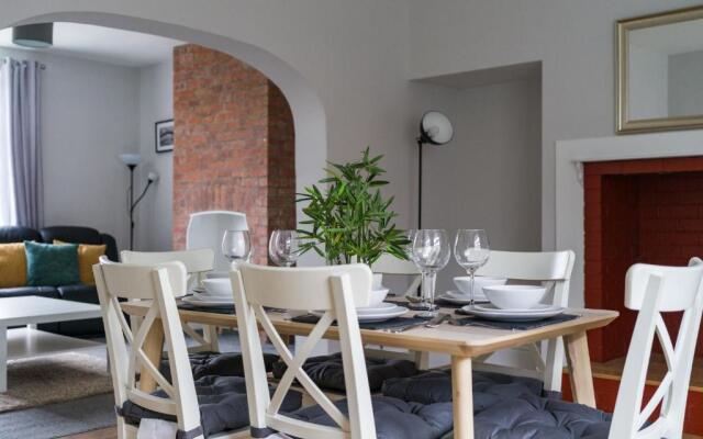 East House-sleeps 5-pet Friendly-garden - Parking