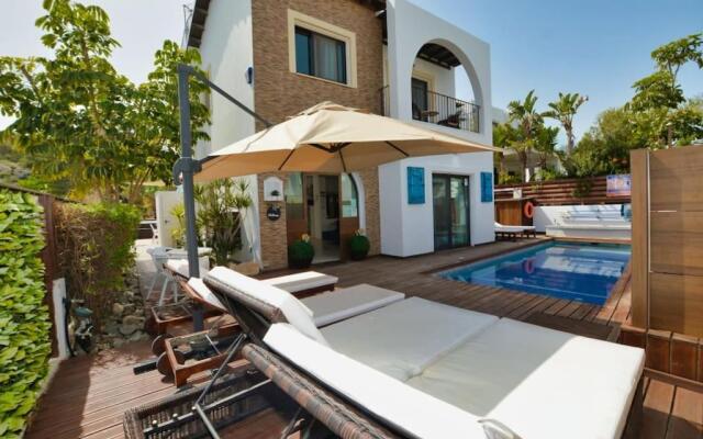 SunnyVillas: 4BR Villa☆Private Pool + Jacuzzi - Villa Amelie