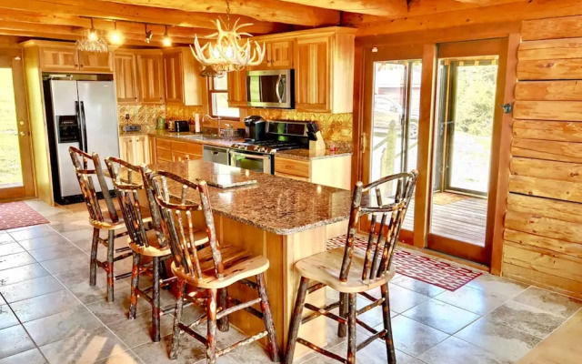 Majestic Vista Mountainside Cabin