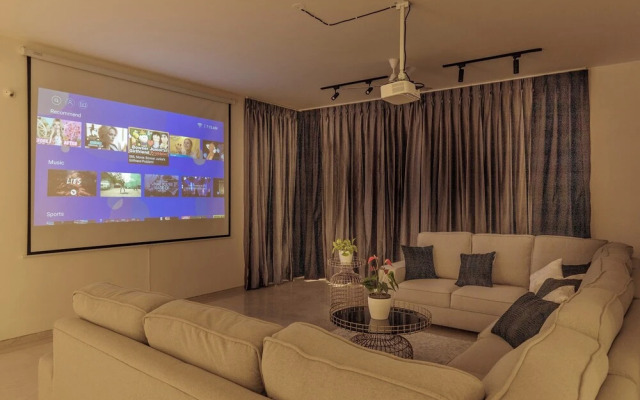Golf View Home by Stayjadelawnprojector