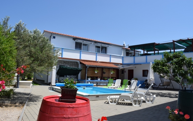Apartment Den - with pool: C3 Tribunj, Riviera Sibenik