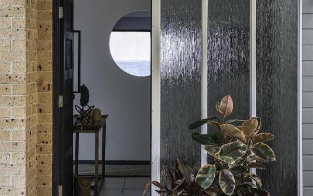 The Seaview - Designer Beachfront House