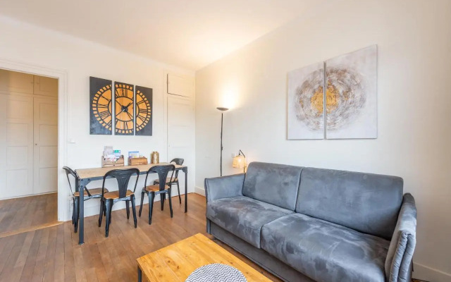 Pretty 2 rooms in the city center