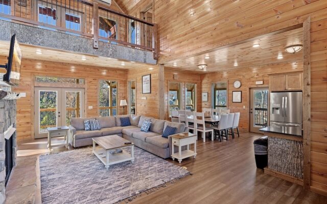 Smokey Treats 5 Bedroom Cabin by RedAwning