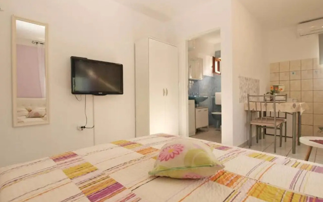 Cozy Studio Apartment With Private Outdoor Space