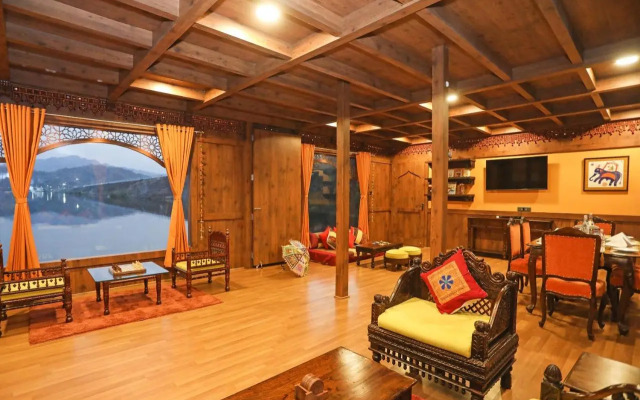 OYO EKTA Houseboat