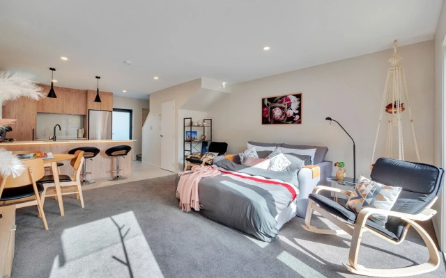 Beautifully Styled 2BR w 2 Carparks & Aircon