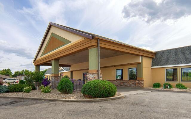 Norwood Inn & Suites