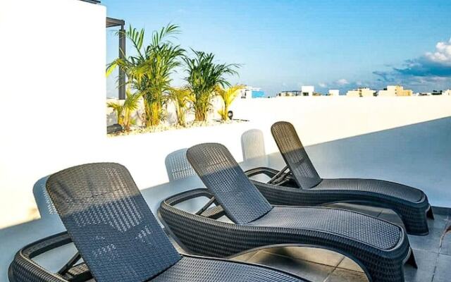 Queen Studio PDC Oasis Pool Rooftop Lounge Walk to 5 Avenida Best Playa Beaches