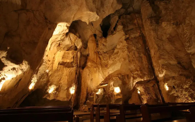 Capricorn Caves