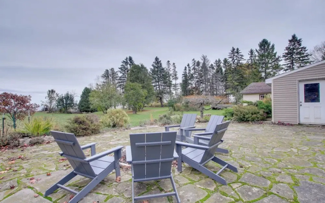 Lakefront Algoma Home w/ Deck, Grill & Fireplace