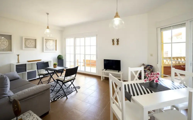 Cosy Apartment With Shared Pool