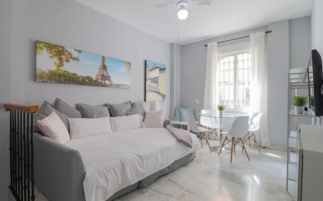 Bright And Quiet Apartment By Town