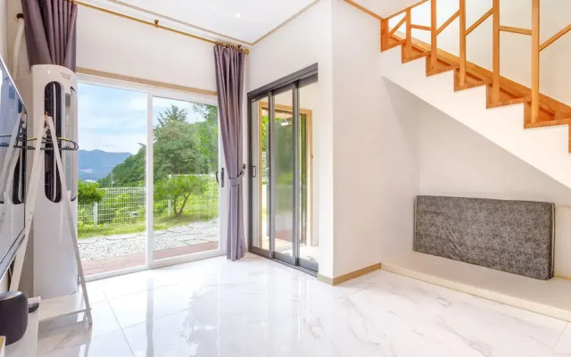 Gapyeong Gamseong216 Poolvilla Pension