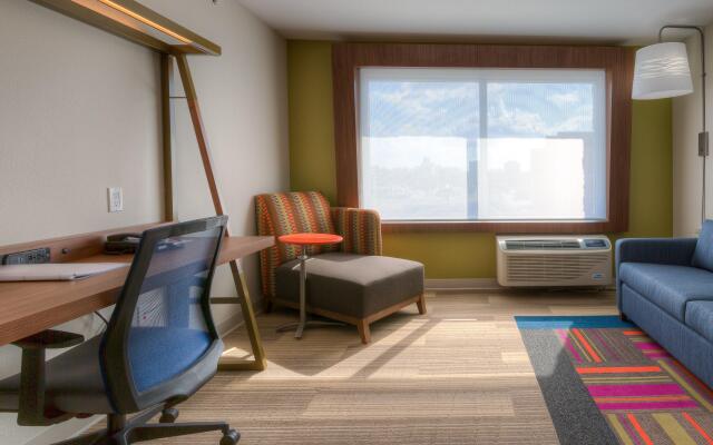 Holiday Inn Express & Suites Tulsa Midtown, an IHG Hotel