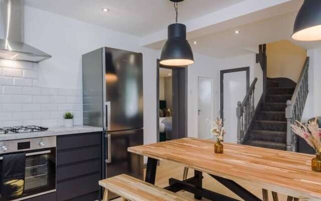 Host Apartments The Roscoe Coach House