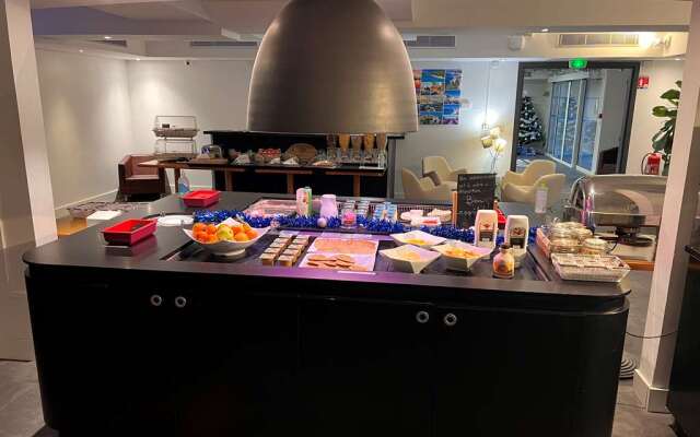 Hôtel, restaurant Kyriad Fréjus