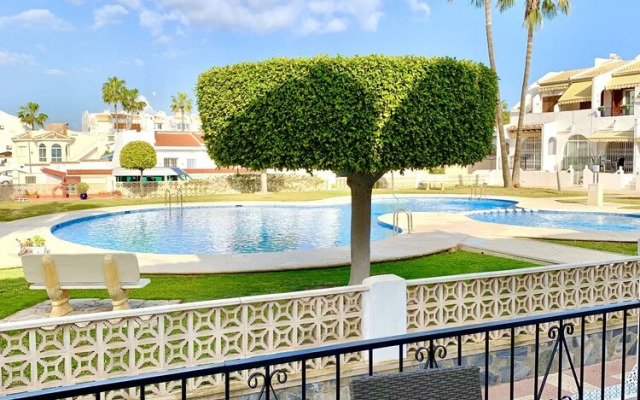 2-bed Apartment 10 min Drive to the Beach!