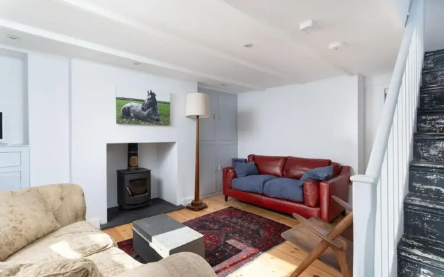 Seaview-2br-sleeps5-cottage-fastwifi-woodburner