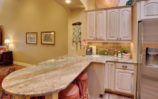 Beautiful Central Fayetteville Townhome w/ Views!
