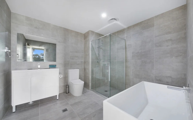 Wentworthville 2 Bedrooms 2 Bathrooms with Free Parking by KozyGuru – Bathroom – Sydney