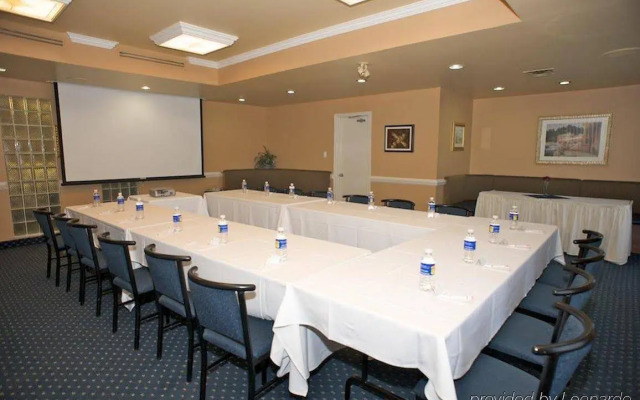 Monte Carlo Inn Oakville Suites