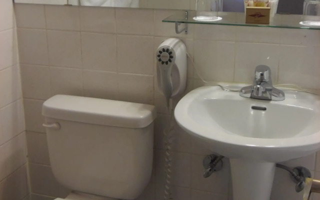 Rosslyn Inn and Suites