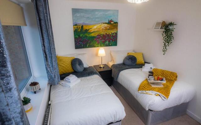 Modern 2 Bed House with Parking And Garden