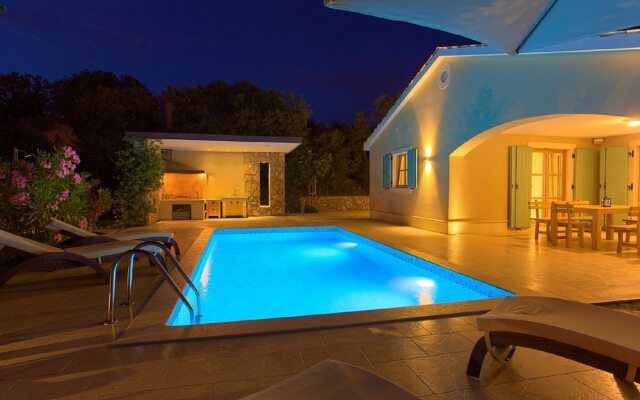 Alluring Villa in Kras With a Swimming Pool