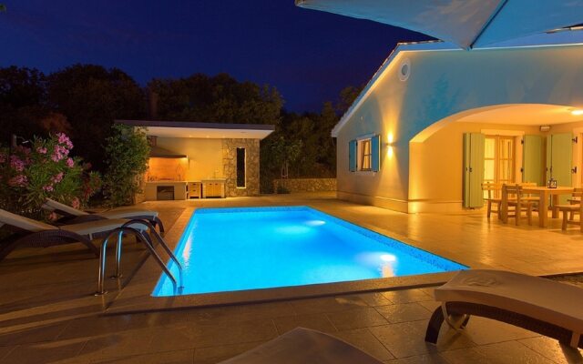 Alluring Villa in Kras With a Swimming Pool