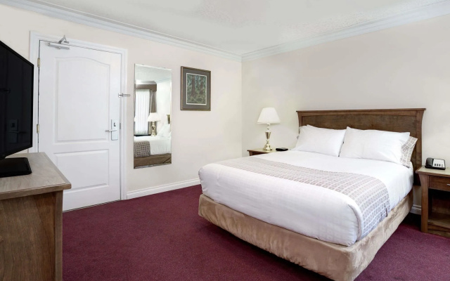 Holiday Inn Victoria Elk Lake by IHG