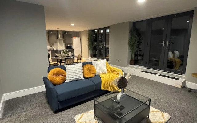 Modern 2 Bedroom City Oasis in Manchester
