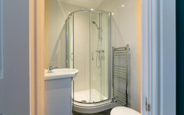 Contractor & Leisure & En-Suite Bathrooms & Free Parking