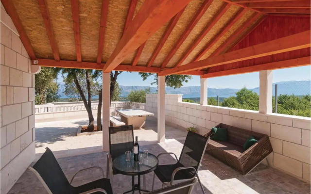 Three-Bedroom Holiday home with Sea View in Praznica