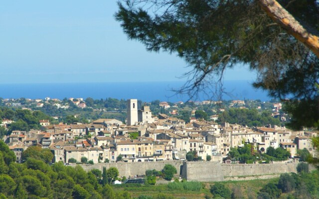 Peaceful Villa in Saint Paul de Vence With Swimming Pool