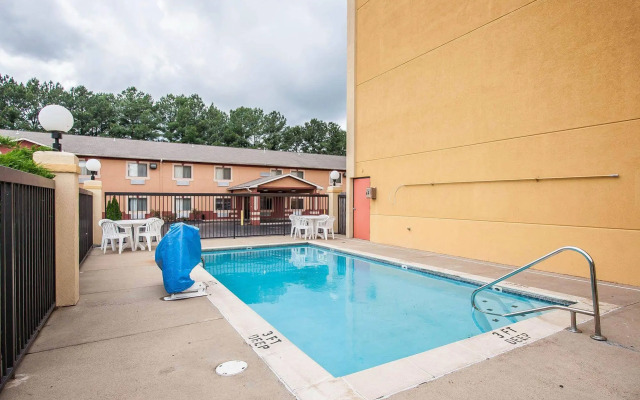 Econo Lodge Inn & Suites Memphis East