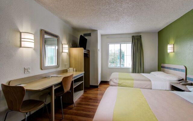 Super 8 by Wyndham Aurora East