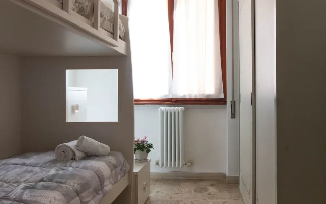 Mamma Ciccia Holiday Home - Lake Front Apartment