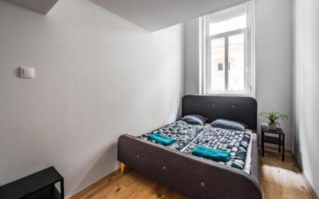 New Dob 53/3 Center Apartment