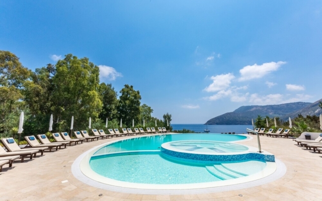 Trilo 5 - Vulcano on sea Shore