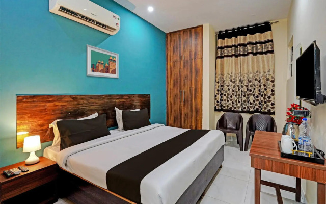 OYO 85695 Royal Hotel