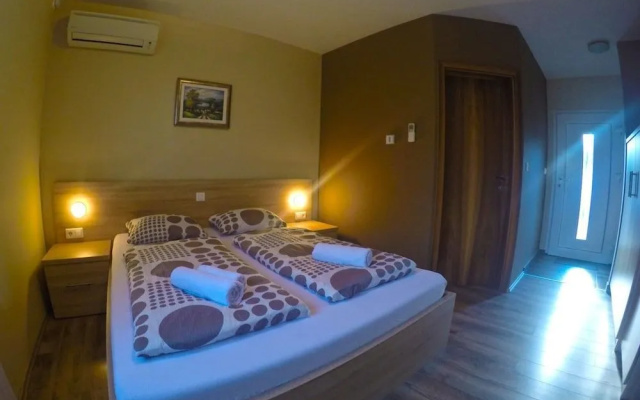 Apartments And Rooms Rea