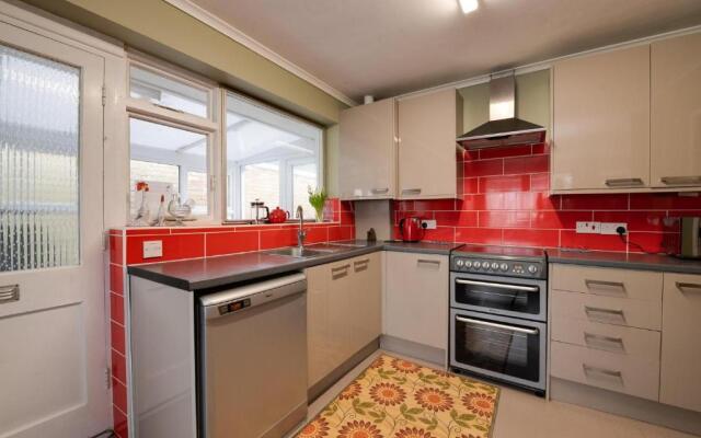 3 Bed Renovated Bungalow - 3 car or RV pkg - Garden in Southampton, United Kingdom from 327$, photos, reviews - zenhotels.com