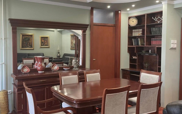 3 bedroom apartment on Naroden front street