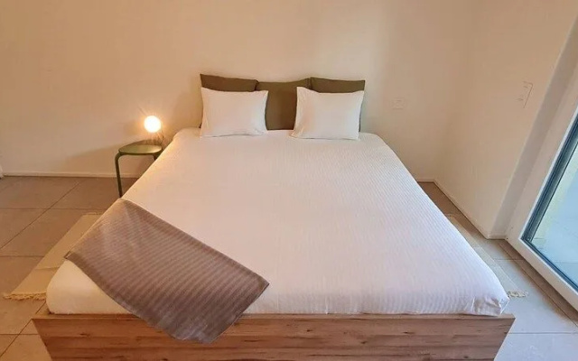 "central Brand New Apartment With Private Parking"