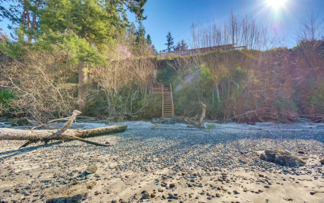 Waterfront PNW Escape w/ Deck & Beach Access!