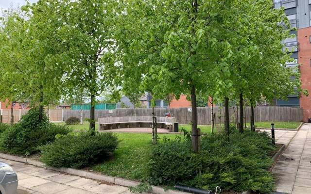 Large Apartment With Balcony Free Parking & Fast Wifi