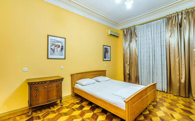 M Estate. Targovu. Nizami Street 4 room. (021).
