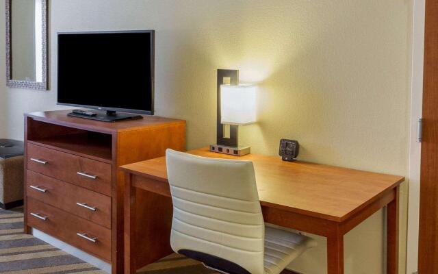 Comfort Suites near Tanger Outlet Mall