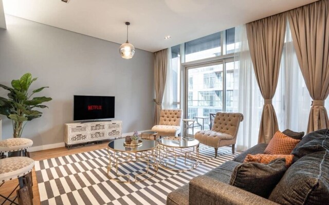 Luxurious, Vast & Airy Apartment in City Walk